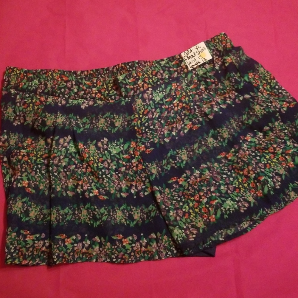 Jolt -floral short size XL
